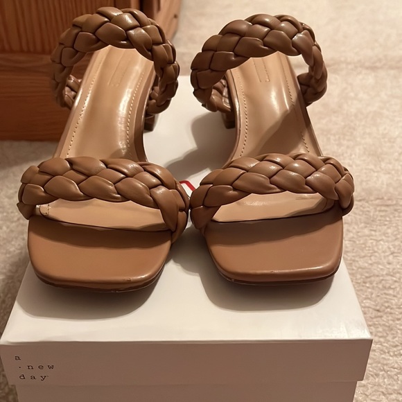 New CUSHIONAIRE Onyx Neutral Tan Braided Memory Foam Slide Block Heel Sandal 9 - Picture 8 of 10